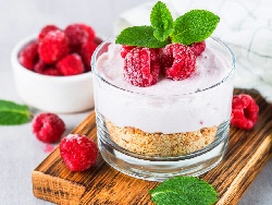 Вкусен чийзкейк в бурканче или чаша с обикновени бисквити, крема сирене филаделфия, цедено кисело мляко, маскарпоне и замразени малини - снимка на рецептата Вкусен чийзкейк в бурканче или чаша с обикновени бисквити, крема сирене филаделфия, цедено кисело мляко, маскарпоне и замразени малини - снимка на рецептата